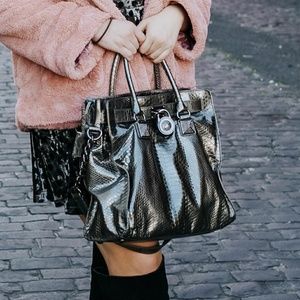 Micheal kors silver handbag with strap